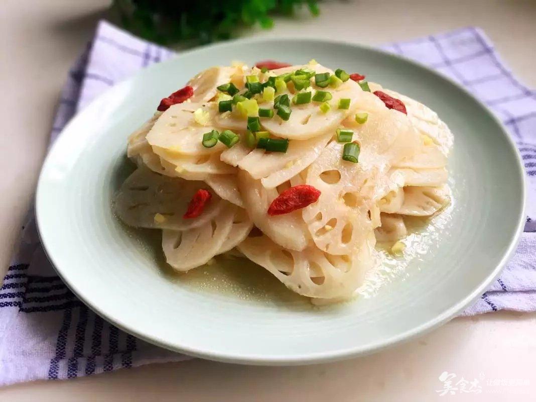 其中一道就是《姜汁藕片,因为莲藕中含有黏液蛋白和膳食纤维,能与