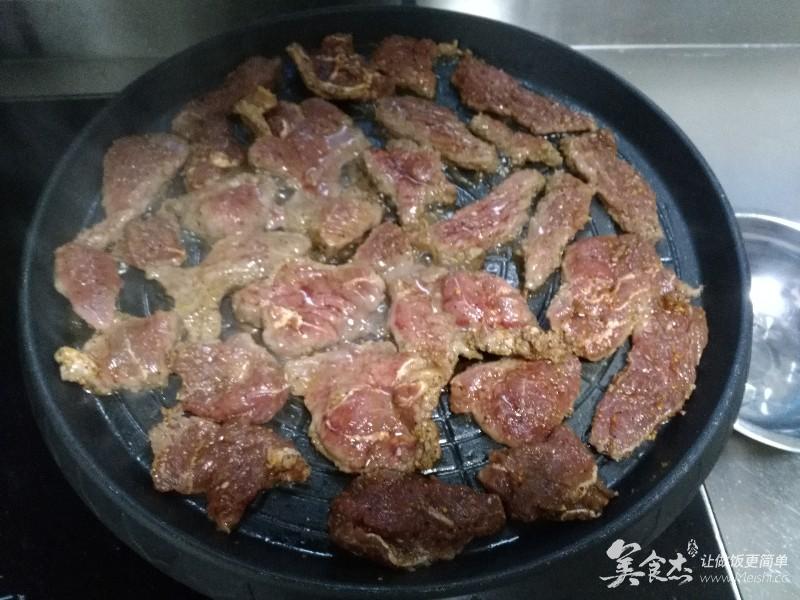 5 牛肉腌好后,烤肉盘预热,刷一层油,放入牛肉中小火煎制.