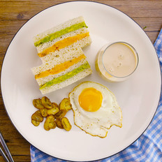 番薯牛油果三明治与乌龙奶茶｜太阳猫早餐