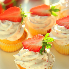 酸奶草莓蛋糕