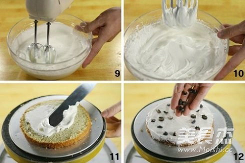 取一片海绵蛋糕放在裱花台上,用抹刀抹上一层淡奶油;抹好淡奶油以后