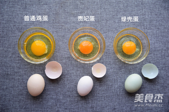 不比较不清楚,普通鸡蛋蛋黄颜色比较浅,贵妃蛋蛋黄颜色最深,绿壳蛋次