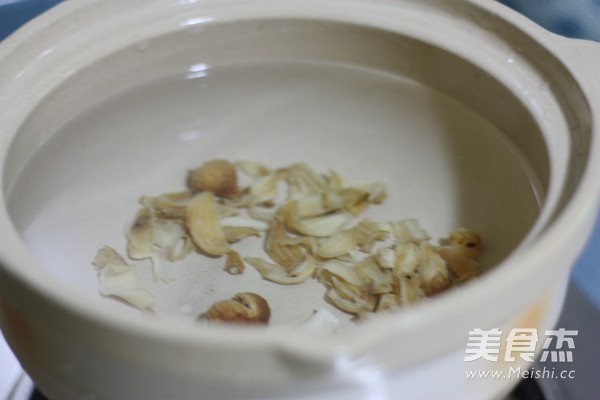 枇杷雪梨银耳百合甜汤的做法图解