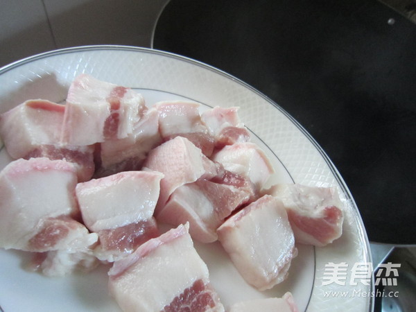 瘦肉和带肥肉的分开放 锅中放少许油润锅,把带肥肉的猪肉先下锅煸炒至