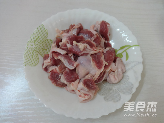 热菜 > 蒜香烤肉准备好所用食材 隔山肉处理干净切小块 加入适量油,盐