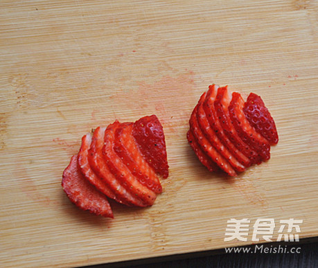 金鱼草莓趣味摆盘的做法_家常金鱼草莓趣味摆