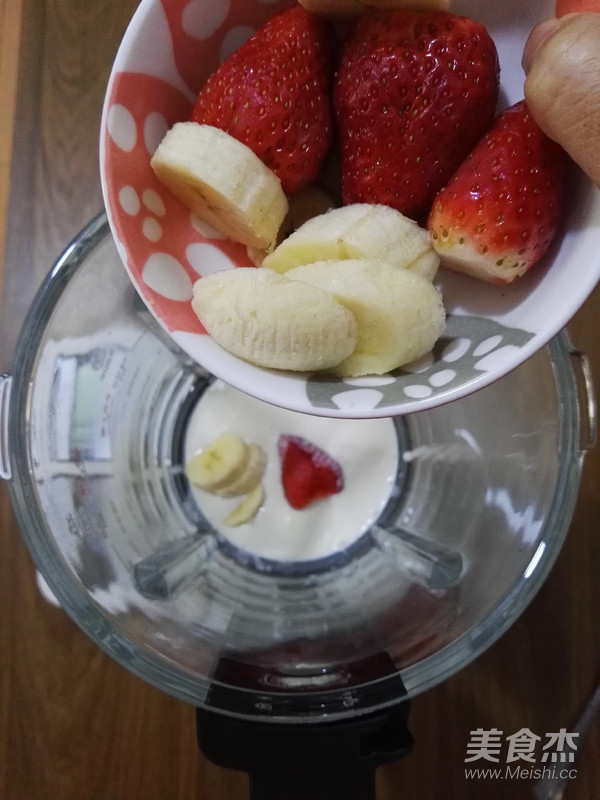 香蕉草莓奶昔的做法_家常香蕉草莓奶昔的做法