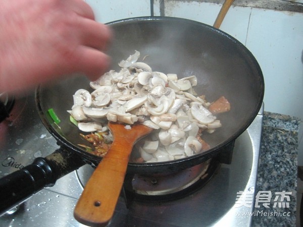 瘦肉炒双孢菇的做法_家常瘦肉炒双孢菇的做法