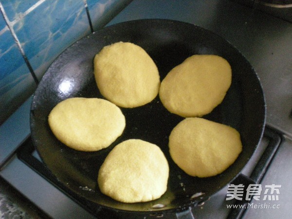 贴玉米面大饼子