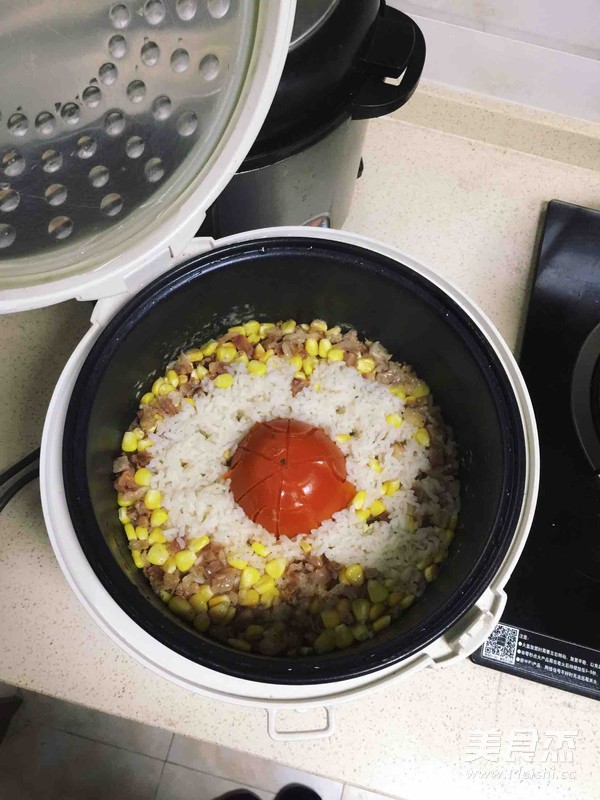 电饭煲番茄腊肠玉米煲饭的做法_家常电饭煲番