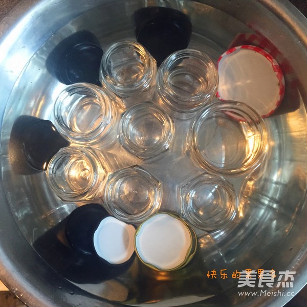 果酱玻璃瓶洗净,放入盆中,沸水浸泡消毒15分钟