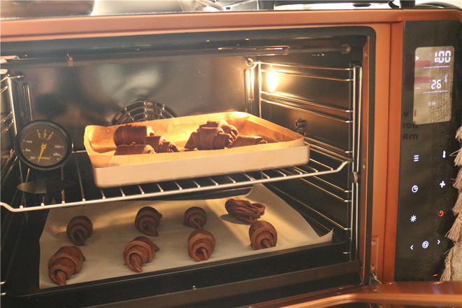 15. 烤箱设置27度发酵,因为有黄油,发酵温度过高会造成黄油融化.