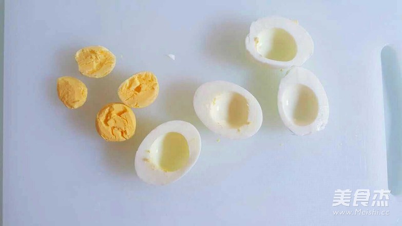 鸡蛋煮熟后切两半,蛋白蛋黄分开备用.