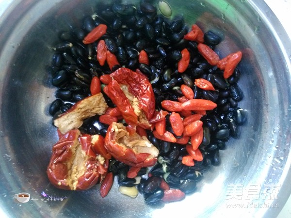 红枣枸杞黑豆豆浆的做法