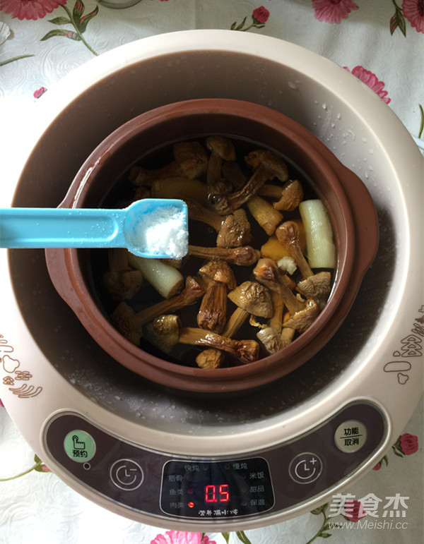 干松茸排骨汤的做法_家常干松茸排骨汤的做法