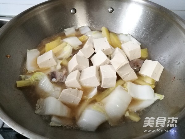 白菜土豆炖豆腐的做法_家常白菜土豆炖豆腐的