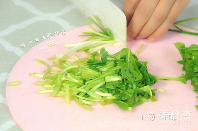 宝宝虾肉大馄饨 宝宝辅食,青菜+馄饨皮+小葱的