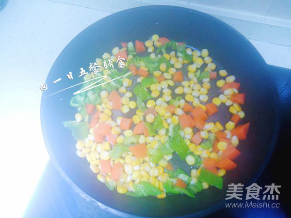 五彩火龙果炒饭 宝宝辅食,玉米,胡萝卜,青椒,米