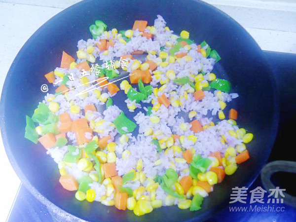 五彩火龙果炒饭 宝宝辅食,玉米,胡萝卜,青椒,米