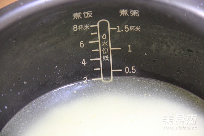 2杯米放入苏泊尔蒸汽球釜电饭煲内胆,倒入清水至水位线.
