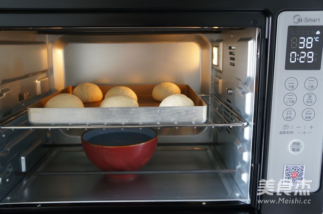 启动烤箱发酵功能,设置时间30分钟,温度38度,把烤箱里放一碗热水增加