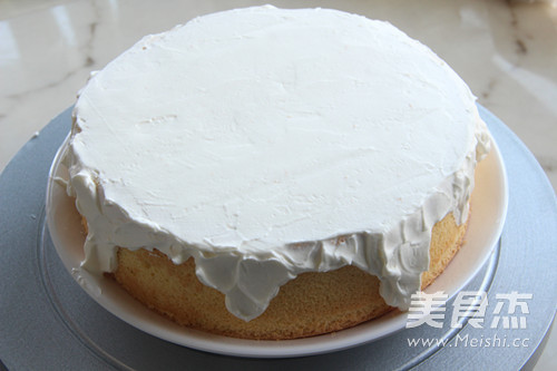 将淡奶油抹面抹至蛋糕面上,边上弄成自然下流,做成雪山的状态(如图)