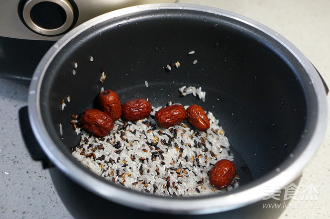 红枣黑米饭的做法_家常红枣黑米饭的做法【图