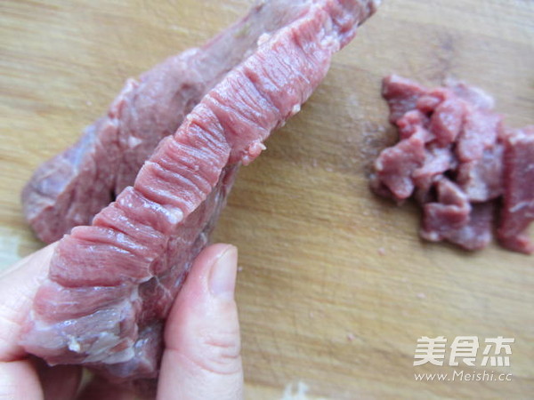 冲洗后切牛肉,必须看清纹理,要横切