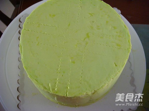 在蛋糕坯上抹上一层奶油霜,我用了淡绿色,动作要快,不然奶油霜就冻住