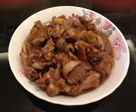 以前都是做香菇雞肉,現在第一次做香菇鴨肉,發現味道也不錯,哈哈!