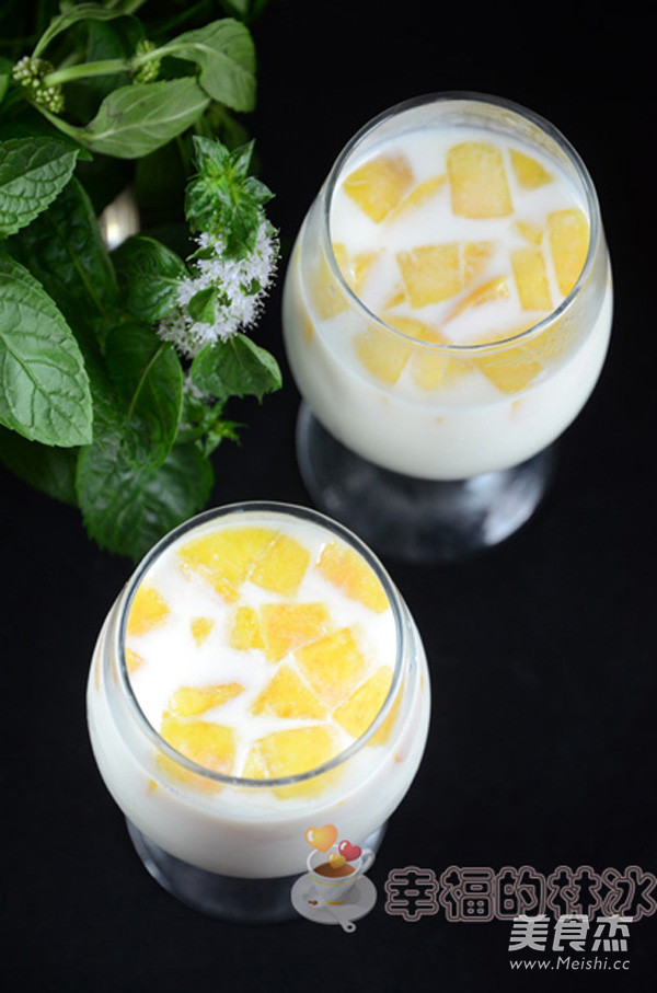 黄桃牛奶榨汁图片